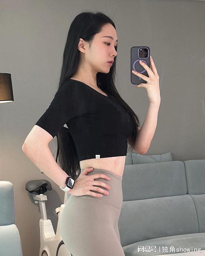 时尚健身必备！黑色健身背心搭配米色裤完美展现动感气质！(图2)