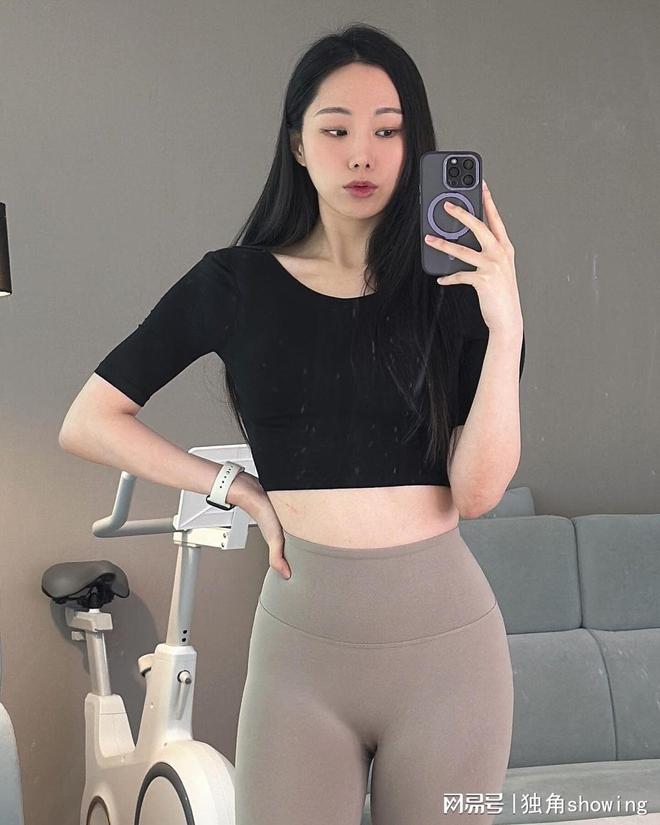 时尚健身必备！黑色健身背心搭配米色裤完美展现动感气质！(图4)