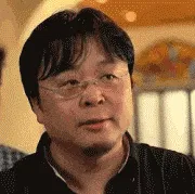 男子健身房遭遇惊险一幕卧推105公斤发生意外被压喉(图1)